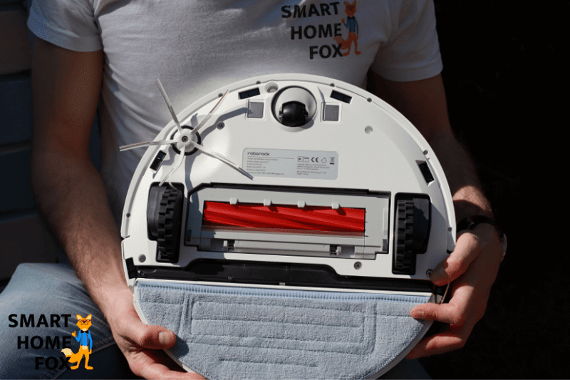 Man sieht die Unterseite eines Saug-Wischroboters.